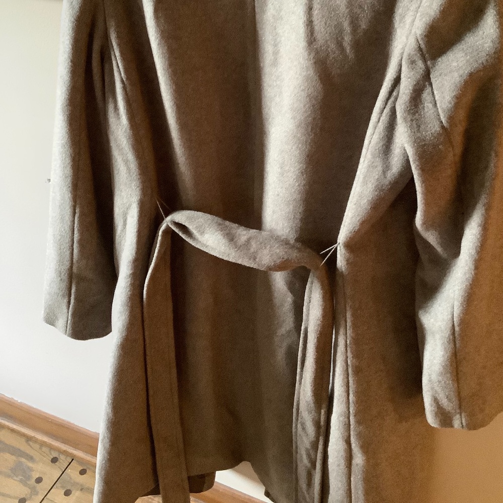 NWT Stunning, professional, wool blend Liz Claiborne coat. - Picture 4 of 7